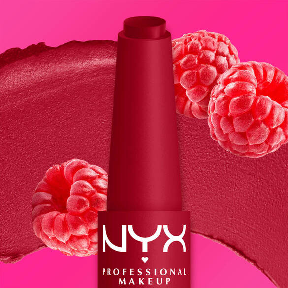 Una vibrante shade al lampone e presentata insieme a lamponi freschi e a una sfumatura di rossetto su fondo rosa, mettendo in risalto il colore e l'ispirazione fruttata
