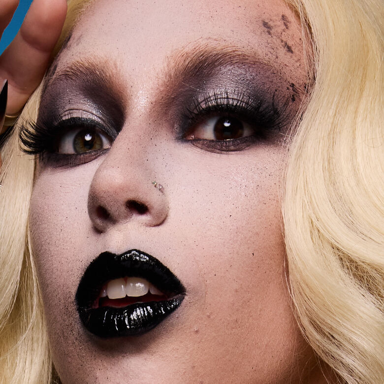 Look gotico di Halloween di NYX Professional Makeup con trucco viso chiaro, occhi neri smokey, labbra nere e contouring scuro.