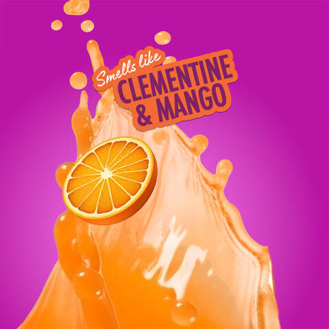 Uno splash di liquido arancione con una fetta di clementina e la scritta 'Profuma di Clementina e Mango' su sfondo rosa, a rappresentare la fragranza NYX Juicy Boo.