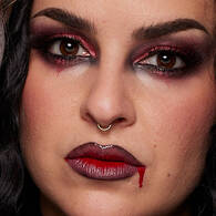 Banner di Halloween di NYX Professional Makeup con quattro look trucco creativi, tra cui ragnatela, teschio, mascherato e con cuciture sul viso, con la scritta "Halloween Starts Here" e prodotti trucco NYX
