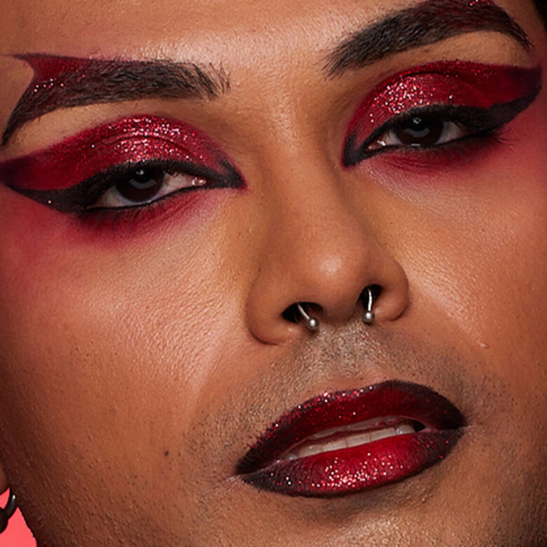 Look di Halloween colorato di NYX Professional Makeup con ombretto giallo e verde neon, guance arrossate e labbra rosa lucide