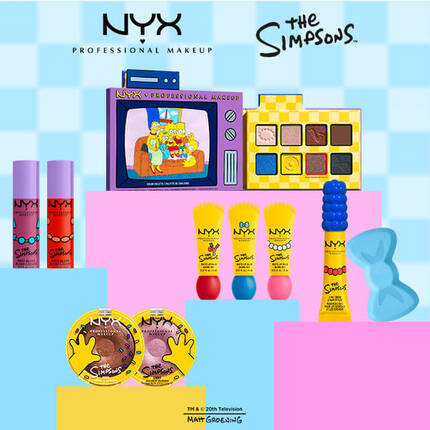 Panoramica completa della collezione Collezione NYX Professional Makeup The Simpsons esposta su uno sfondo a scacchi blu, con blush in stick, illuminanti, palette di ombretti, balsami labbra, gel per sopracciglia e spugnetta blu a forma di fiocco. Il testo mette in evidenza che si tratta di una collezione in edizione limitata.