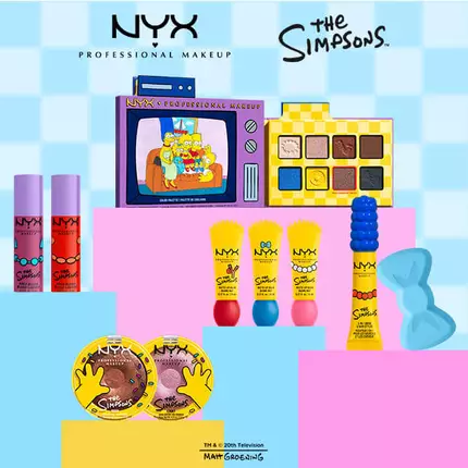 Panoramica completa della collezione Collezione NYX Professional Makeup The Simpsons esposta su uno sfondo a scacchi blu, con blush in stick, illuminanti, palette di ombretti, balsami labbra, gel per sopracciglia e spugnetta blu a forma di fiocco. Il testo mette in evidenza che si tratta di una collezione in edizione limitata.