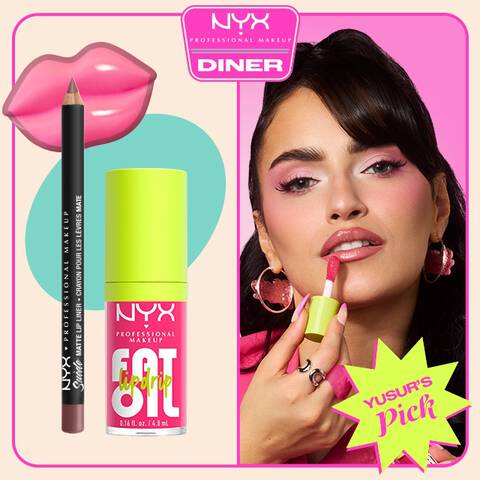 La matita labbra Suede Matte Lip Liner di NYX Professional Makeup nella tonalita 25 Whipped Caviar e l'olio labbra Fat Oil Lip Drip nella tonalita 02 Missed Call, mostrati accanto a una modella che applica un prodotto labbra rosa, con il logo NYX Diner e il bollino 'Yusur’s Pick' su sfondo rosa.