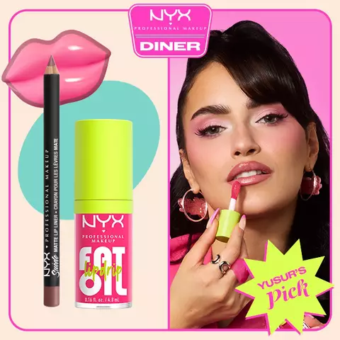 La matita labbra Suede Matte Lip Liner di NYX Professional Makeup nella tonalita 25 Whipped Caviar e l'olio labbra Fat Oil Lip Drip nella tonalita 02 Missed Call, mostrati accanto a una modella che applica un prodotto labbra rosa, con il logo NYX Diner e il bollino 'Yusur’s Pick' su sfondo rosa.