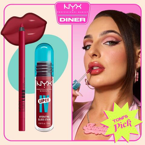 La matita labbra Line Loud Lip Pencil di NYX Professional Makeup e il lucidalabbra idratante colorato Lip IV Hydrating Gloss Stain, mostrati accanto a una modella che applica un gloss rosso, con il logo NYX Diner e il bollino 'Toni’s Pick' su sfondo rosa.