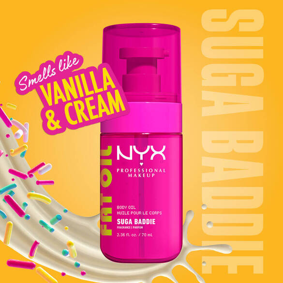 Olio corpo NYX Professional Makeup Fat Oil nella fragranza Suga Baddie, in flacone rosa acceso, mostrato con una spirale di crema alla vaniglia e zuccherini colorati; l'etichetta evidenzia la profumazione vaniglia e panna, il tutto su sfondo giallo.