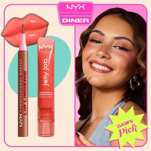 La tinta matita labbra Lip Lingerie Lip Liner Stain di NYX Professional Makeup nella tonalita 02 Naughty Nude e il lucidalabbra Jelly Job Full Bodied Shine Gloss nella tonalita 12 Jelly Squeeze, mostrati accanto a una modella sorridente che applica un gloss corallo, con il logo NYX Diner e il bollino 'Gabi’s Pick'.