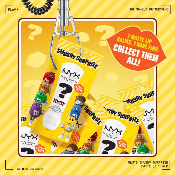 Blind Bag NYX Professional Makeup M&M'S Smushy Surprize Matte Lip Balm mostrata con pack giallo e sette tonalita colorate di balsamo labbra, oltre al testo che promuove 1 balsamo labbra opaco per bustina e l'invito a collezionarli tutti.