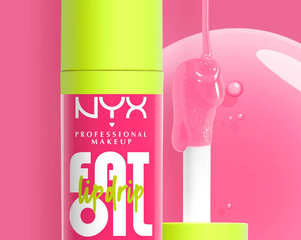NYX Professional Makeup Fat Oil Lip Drip su sfondo rosa chiaro come il colore del prodotto, con colatura di texture e applicatore a punta larga.