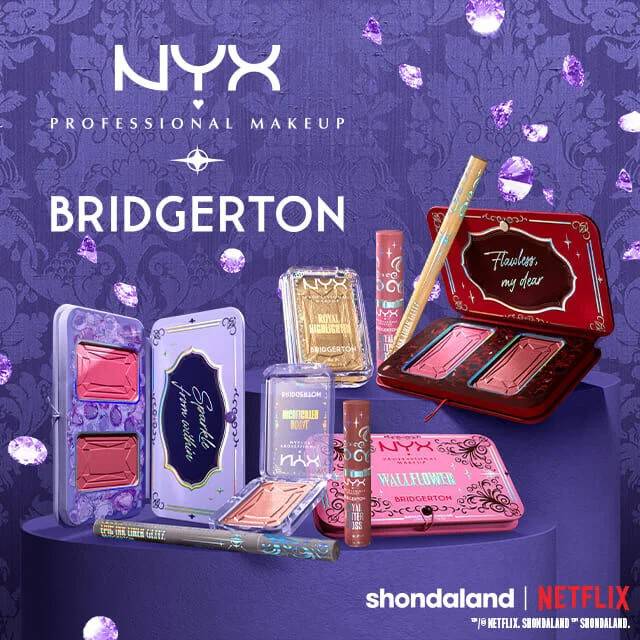 Ampio banner orizzontale per la collezione NYX Professional Makeup x Bridgerton. A sinistra: testo 'Su la maschera! Per il makeup piu baddie di questa stagione con il pulsante 'Acquista". A destra: Prodotti della collezione su un piedistallo viola. Sfondo viola damascato con gemme.