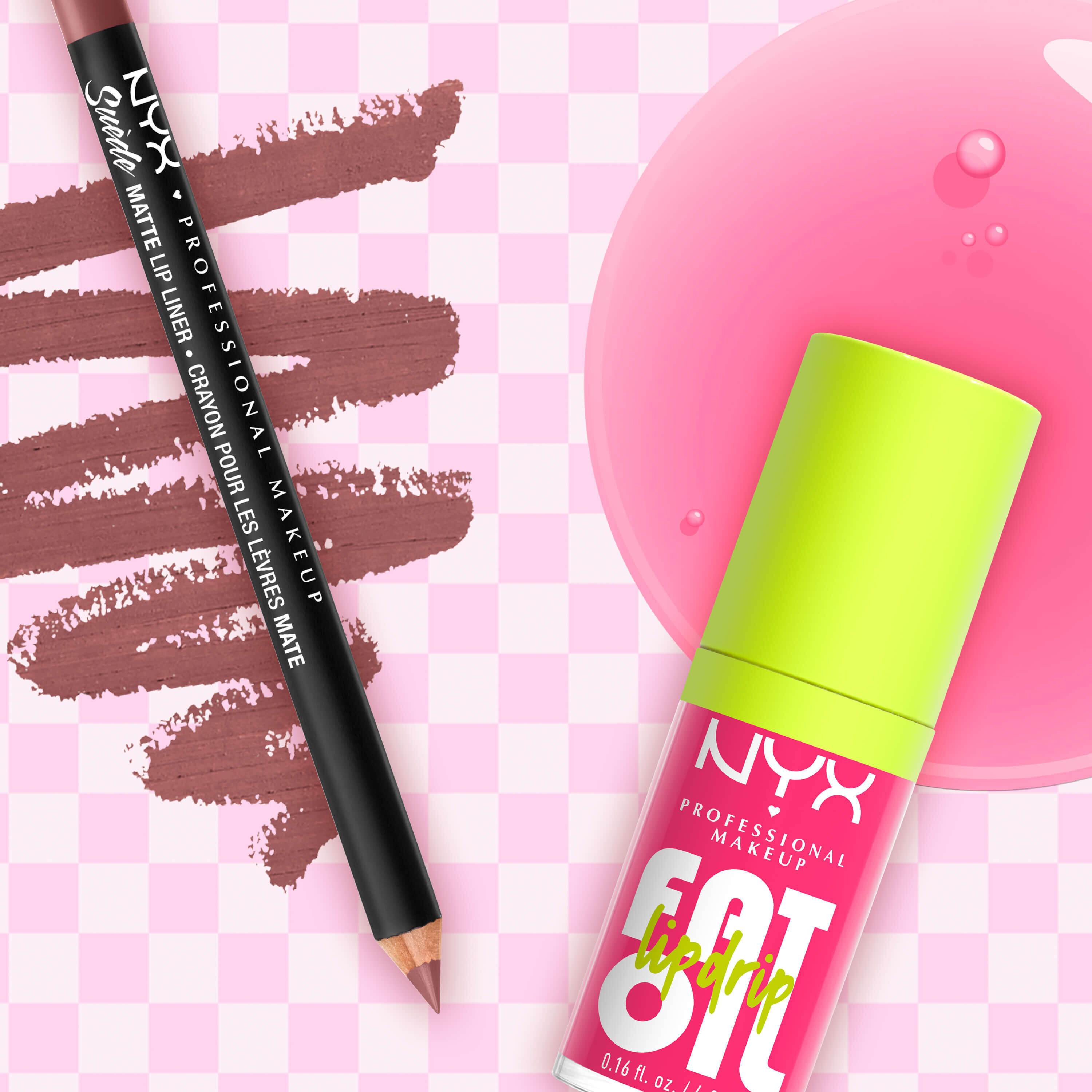 Matita labbra NYX Professional Makeup Suede Matte Lip Liner n. 25 Whipped Caviar e gloss Fat Oil Lip Drip n. 02 Missed Call disposti in un flatlay con swatch su sfondo a quadri rosa.