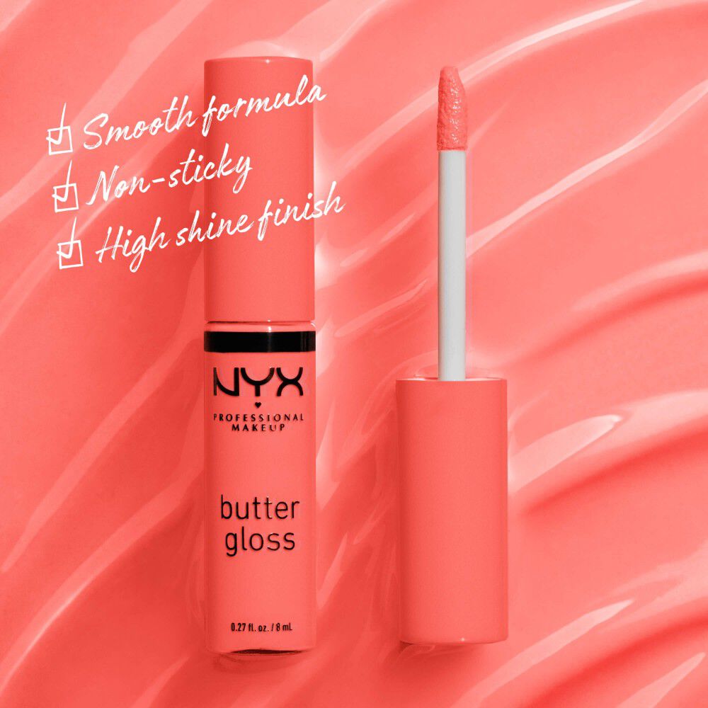 NYX Professional Makeup Butter Gloss nella tonalita 05 Creme Brulee mostrato aperto con formula scorrevole, sensazione non appiccicosa e finitura super lucida su uno sfondo corallo.