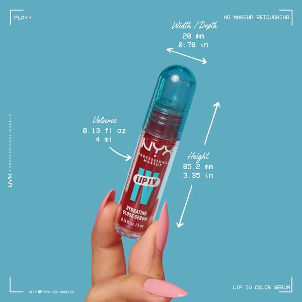 Mano che tiene la tinta labbra NYX Professional Makeup Lip IV Hydrating Gloss, sfondo azzurro con dimensioni del packaging del prodotto.