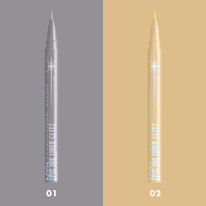 Due eyeliner della stessa linea, esposti affiancati su uno sfondo diviso tra grigio e oro. Una e grigio-argento, etichettata '01', e l'altra oro, etichettata '02'.
