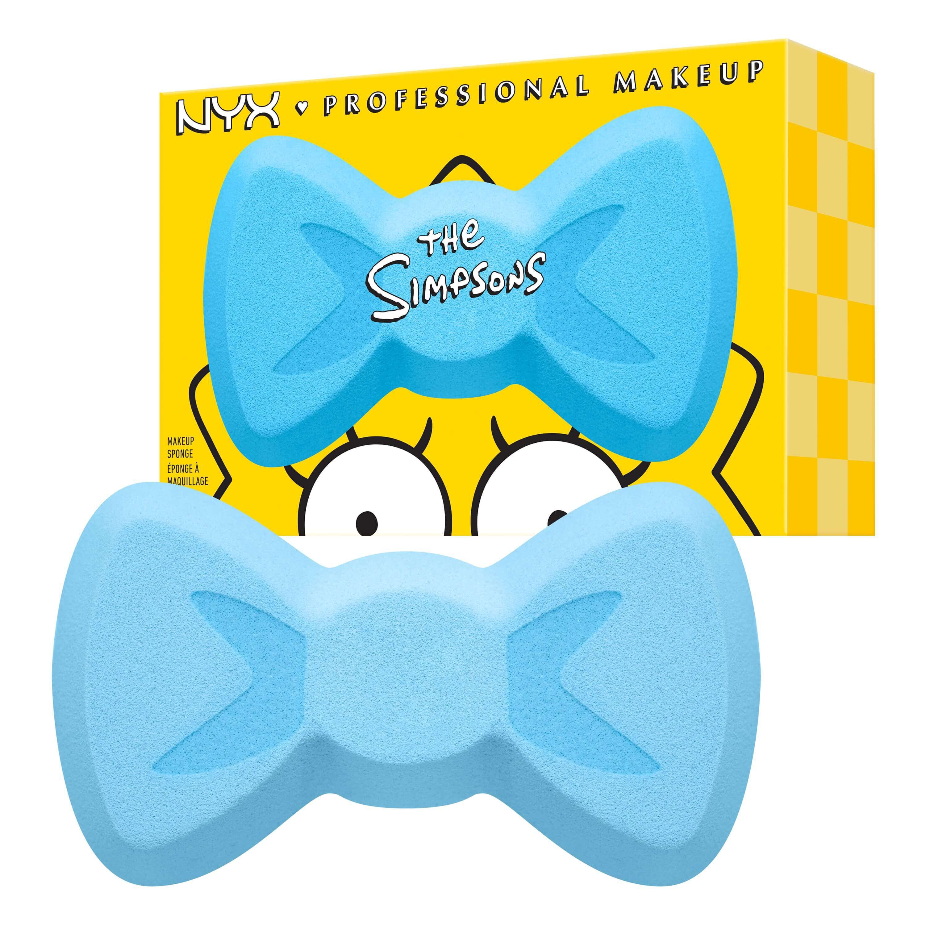 Packshot della spugnetta trucco NYX Maggie Simpson Bow con packaging giallo e spugnetta blu a forma di fiocco su sfondo bianco.