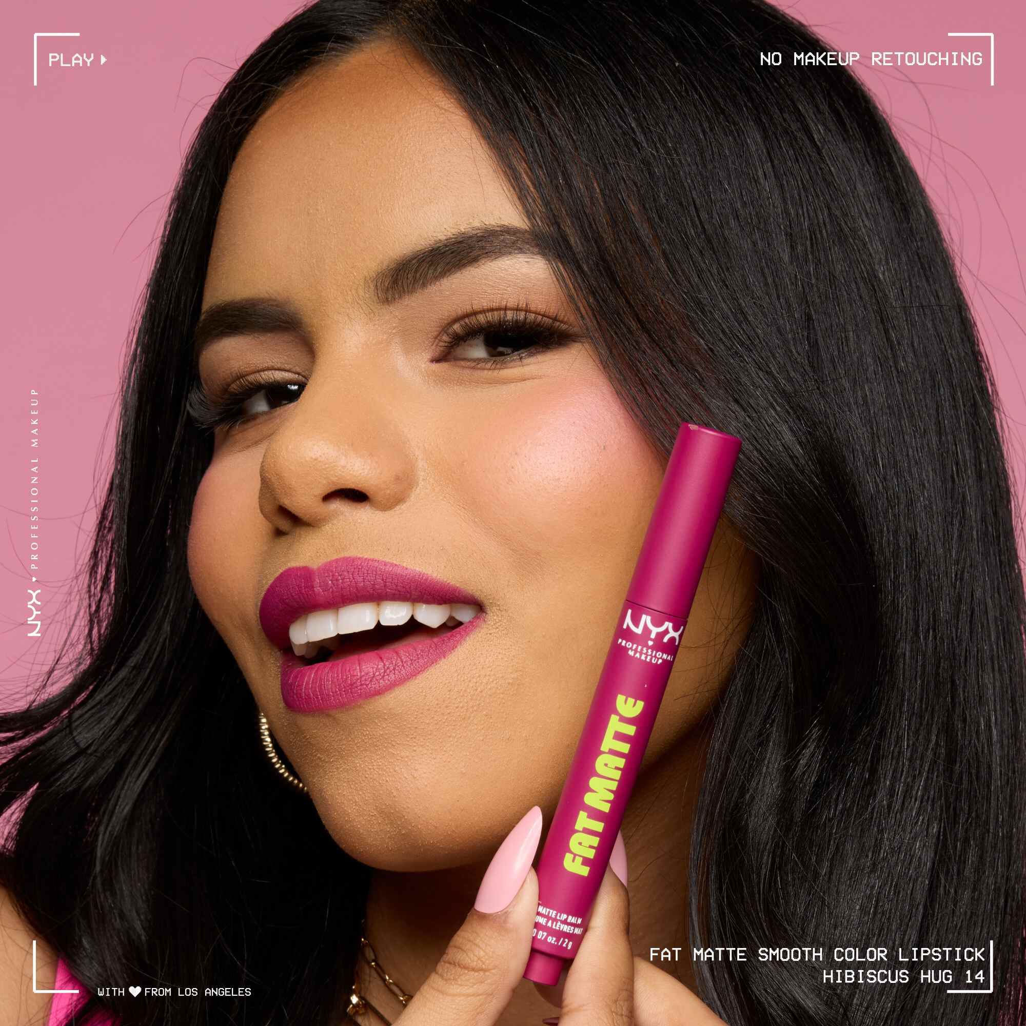 Una modella dalla carnagione chiara che indossa il rossetto NYX Fat Matte Smooth Color nella tonalita 01 Cozy Whipped