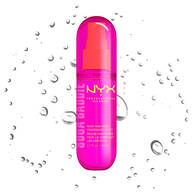 Spray profumato capelli e corpo NYX Professional Makeup Suga Baddie in flacone 80ml spray rosa acceso su sfondo chiaro con goccioline d'acqua.