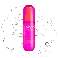 Spray profumato capelli e corpo NYX Professional Makeup Suga Baddie in flacone 80ml spray rosa acceso su sfondo chiaro con goccioline d'acqua.