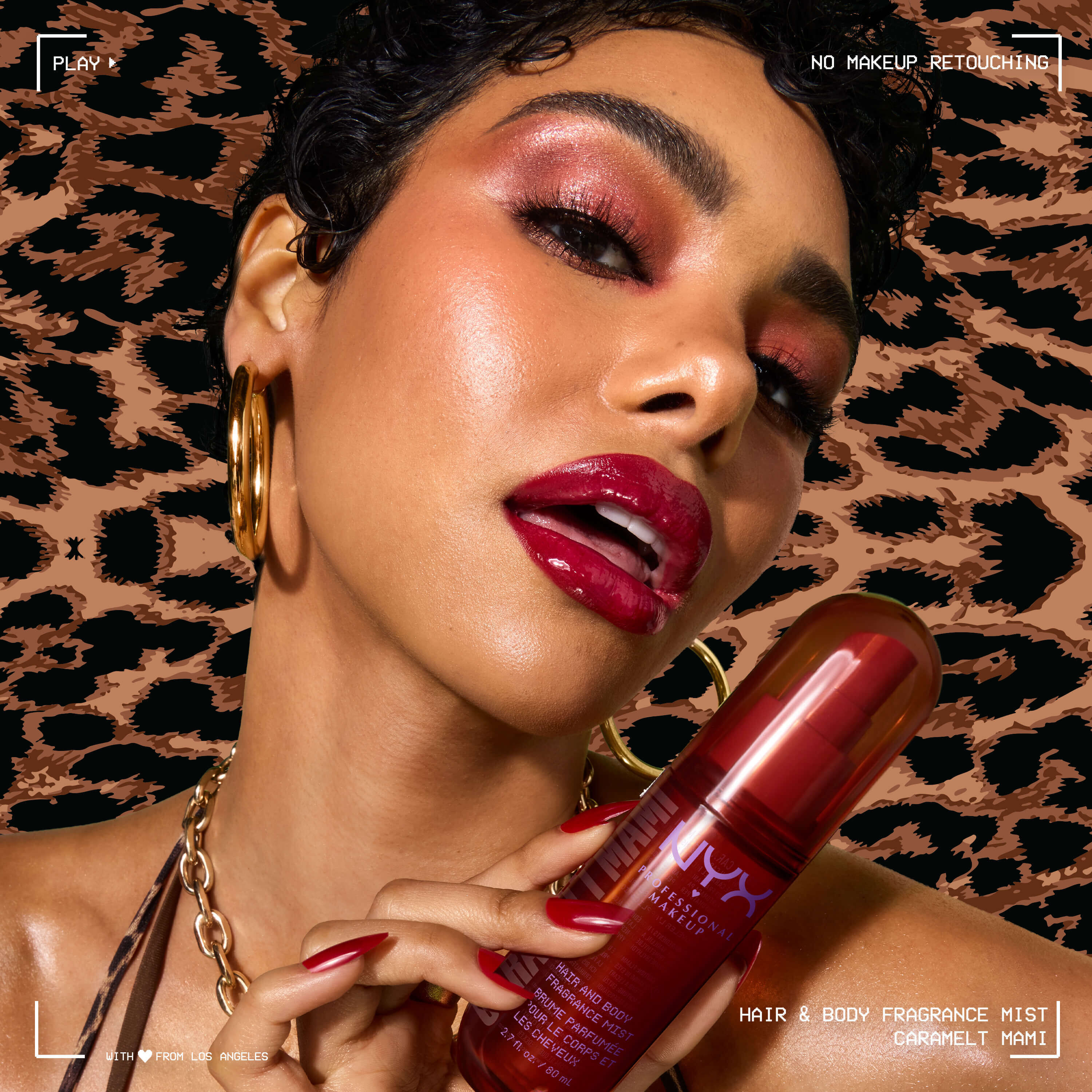 La modella tiene lo spray profumato capelli e corpo NYX Professional Makeup Caramelt Mami in un flacone marrone su sfondo leopardato.