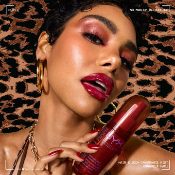 La modella tiene lo spray profumato capelli e corpo NYX Professional Makeup Caramelt Mami in un flacone marrone su sfondo leopardato.