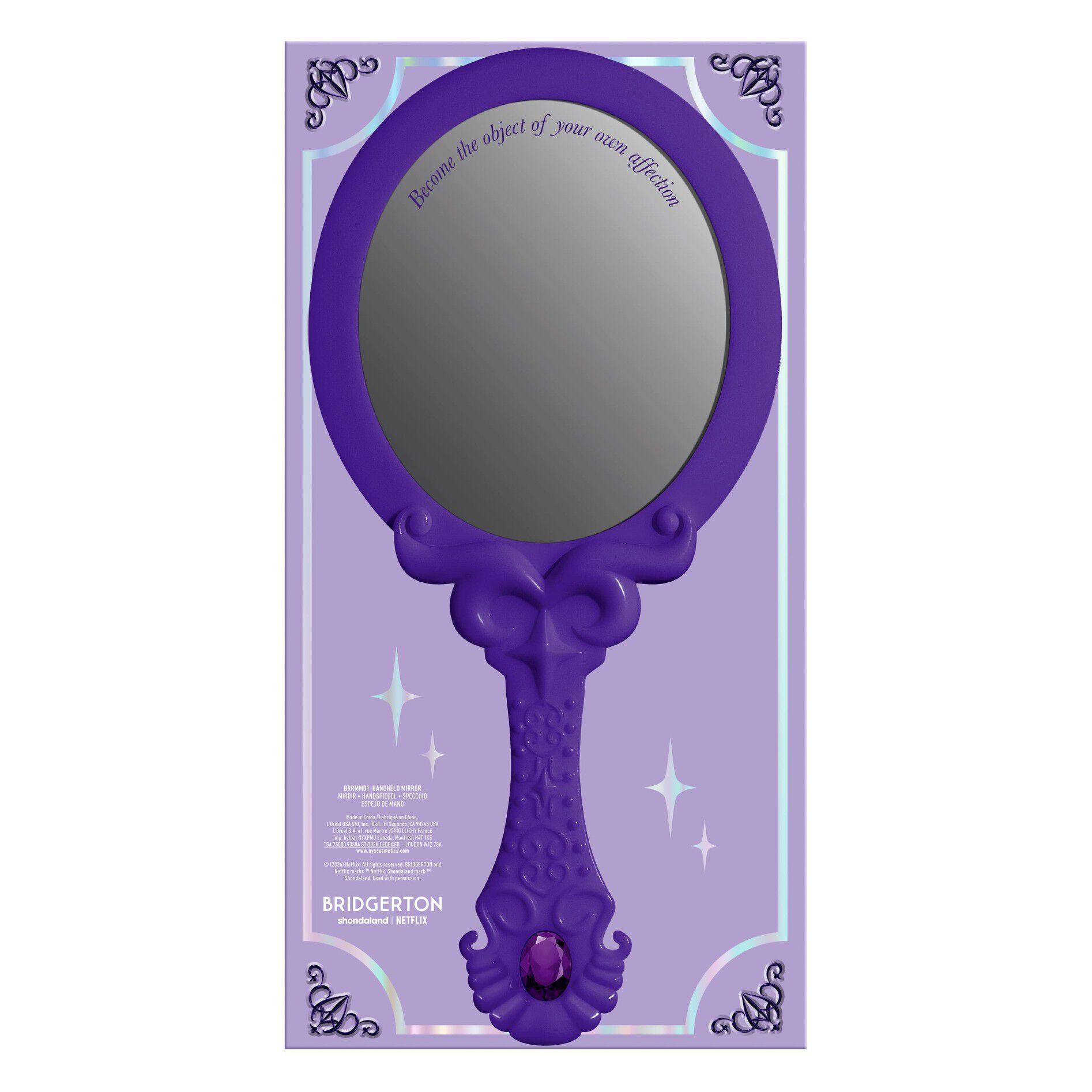 Parte posteriore della confezione esterna del NYX Professional Makeup Bridgerton Royal Reflections Handheld Mirror, che mostra il design viola e i dettagli del prodotto su uno sfondo bianco.