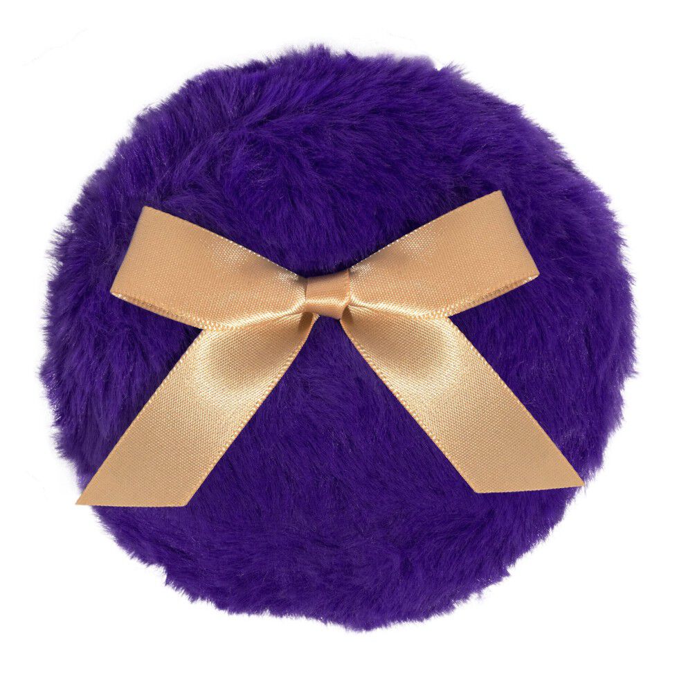 Piumino applicatore NYX Professional Makeup Bridgerton Royal Shimmer Skin Illuminating Puff in viola con un fiocco dorato, mostrato su uno sfondo bianco.
