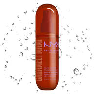 Spray profumato capelli e corpo NYX Professional Makeup Caramelt Mami in flacone spray marrone su sfondo chiaro con goccioline d'acqua.
