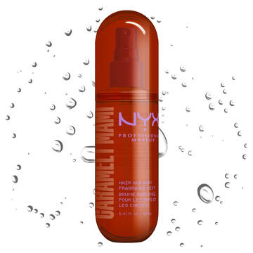 Spray profumato capelli e corpo NYX Professional Makeup Caramelt Mami in flacone spray marrone su sfondo chiaro con goccioline d'acqua.