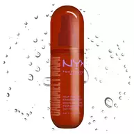 Spray profumato capelli e corpo NYX Professional Makeup Caramelt Mami in flacone spray marrone su sfondo chiaro con goccioline d'acqua.