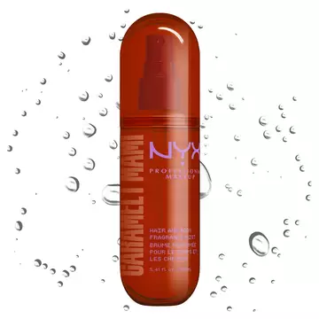 Spray profumato capelli e corpo NYX Professional Makeup Caramelt Mami in flacone spray marrone su sfondo chiaro con goccioline d'acqua.