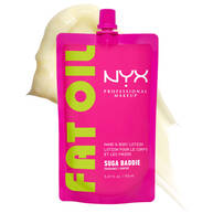 Lozione mani e corpo NYX Professional Makeup Fat Oil nella rofumazione Suga Baddie; presentata in un packaging a bustina rosa acceso con un campione di texture su sfondo bianco.