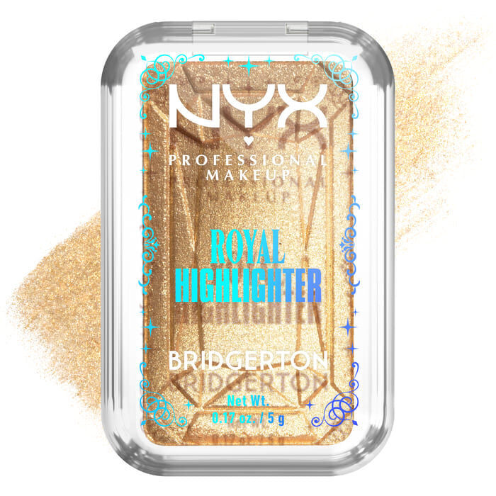 NYX Professional Makeup Bridgerton Royal Highlighter compact: una custodia quadrata dorata e brandizzata, aperta per rivelare un illuminante dorato. Uno swatch nella tonalita 02 Light Gold.