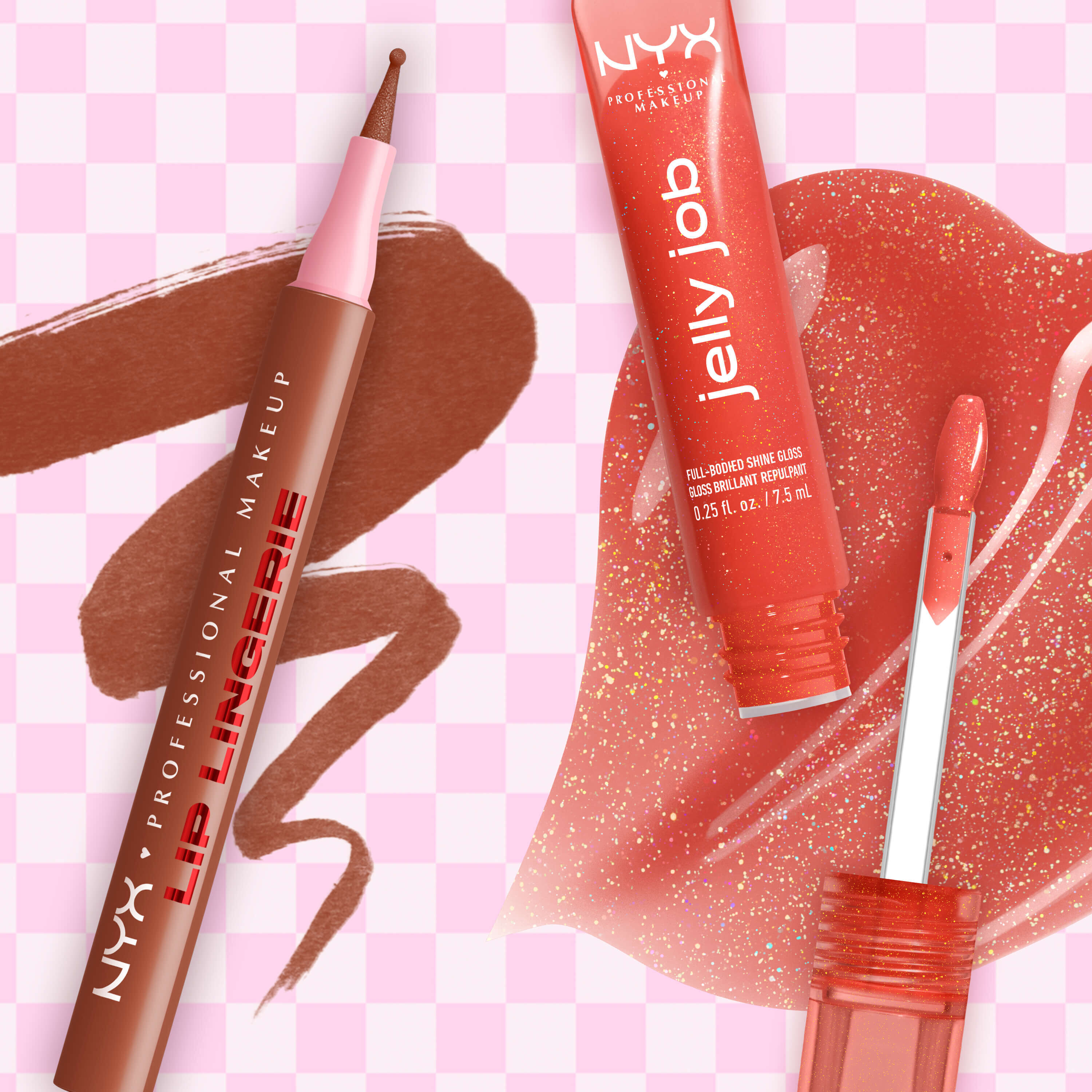 Matita labbra NYX Professional Makeup Lip Lingerie Lip Liner Stain n. 02 Naughty Nude e gloss Jelly Job Full Bodied Shine Gloss n. 12 Jelly Squeeze disposti in un flatlay con swatch su sfondo a quadri rosa.