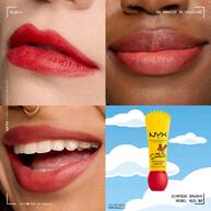 Griglia delle tonalita del balsamo labbra opaco NYX Professional Makeup The Simpsons Smushy Matte che mostra lo swatch rosso sulle labbra con il packaging, tonalita 02 Rebel Red.