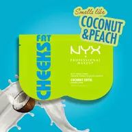Maschera in tessuto per i glutei NYX Professional Makeup Fat Cheeks (Coconut Cutie) su sfondo blu con uno schizzo di cocco. Il testo indica la fragranza al cocco e pesca.