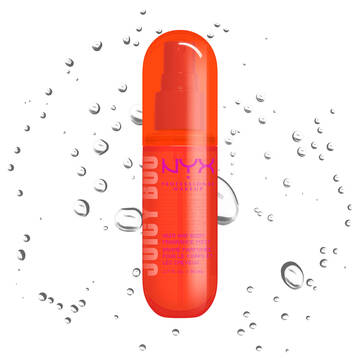 Spray profumato corpo NYX Professional Makeup Juicy Boo in flacone spray arancione acceso su sfondo chiaro con goccioline d'acqua