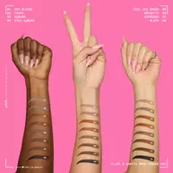 Tre braccia con diverse tonalita di pelle, ognuna delle quali mostra molteplici swatch della penna per sopracciglia in polvere NYX Fluff and Snatch.