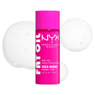 Olio corpo NYX Professional Makeup Fat Oil nella variante Suga Baddie, mostrato in un flacone rosa acceso con campioni di texture trasparente e brillante su sfondo bianco.