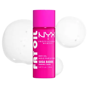 Olio corpo NYX Professional Makeup Fat Oil nella variante Suga Baddie, mostrato in un flacone rosa acceso con campioni di texture trasparente e brillante su sfondo bianco.