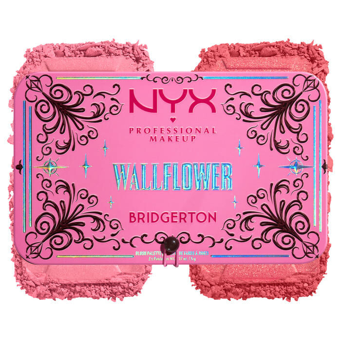 Un 'NYX Professional Makeup Bridgerton Blush Duo' rosa con un bordo decorativo, accompagnato da uno swatch testurizzato del colore del blush sotto di esso nella tonalita 01 Wallflower.