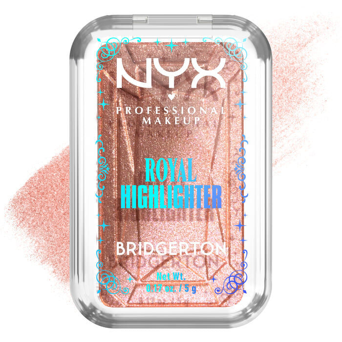 NYX Professional Makeup Bridgerton Royal Highlighter compact: una custodia quadrata dorata e brandizzata, aperta per rivelare un illuminante dorato. Uno swatch nella tonalita 01 Iridescent Peach