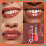 Griglia di labbra che indossano tre tonalita di gloss e tinta, con finish lucido su diverse carnagioni, insieme al prodotto NYX Professional Makeup Gum Drop Lip I.V. posizionato sopra uno swatch testurizzato e il codice colore esadecimale nella tonalita 01 Hydra Honey.