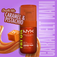 Olio corpo NYX Professional Makeup Fat Oil (Caramelt Mami) su sfondo viola con una spirale e un cubetto di caramello. Il testo recita: "Fragranza al caramello e pistacchio" e "Caramelt Mami".