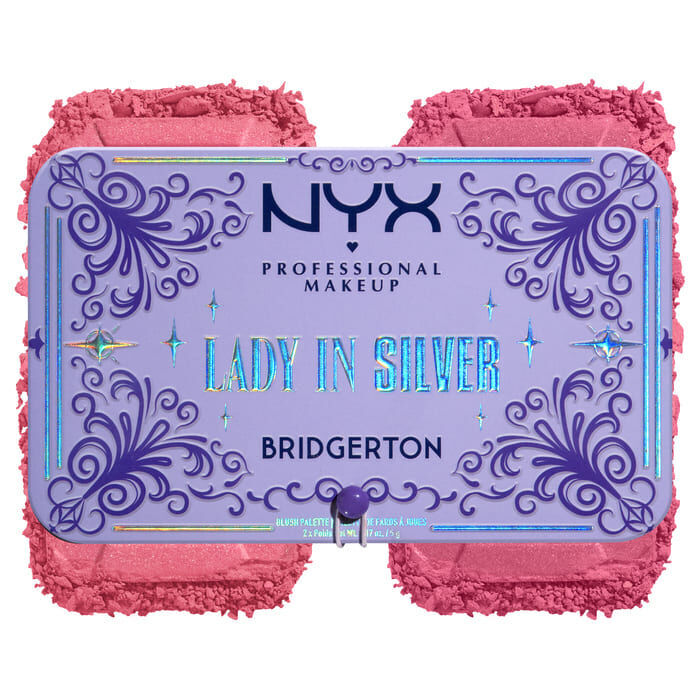 Un 'NYX Professional Makeup Bridgerton Blush Duo' lavanda con un bordo decorativo, accompagnato da uno swatch testurizzato del colore del blush sotto di esso nella tonalita 02 Lady In Silver.