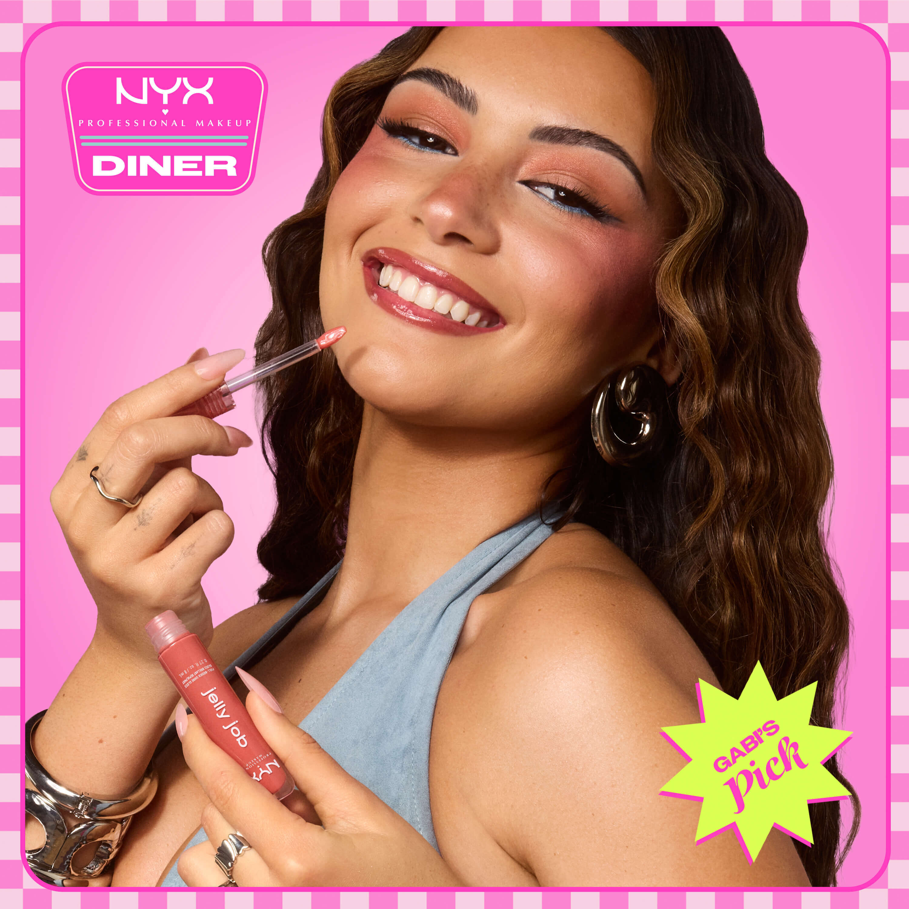 Matita labbra NYX Professional Makeup Lip Lingerie Lip Liner Stain n. 02 Naughty Nude e gloss Jelly Job Full Bodied Shine Gloss n. 12 Jelly Squeeze protagonisti in un visual beauty con primo piano della modella e grafica della campagna.