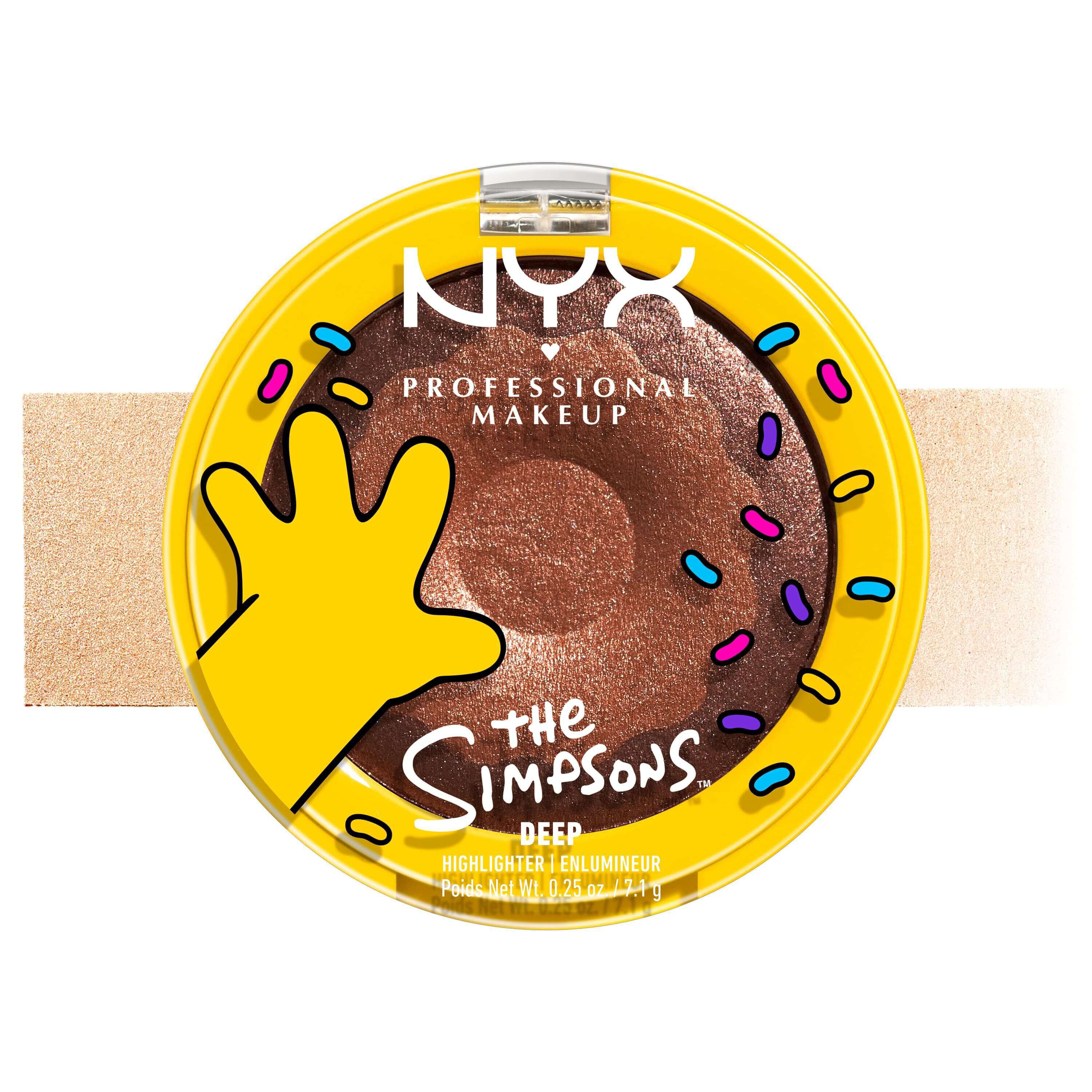 Packshot dell'illuminante NYX Professional Makeup The Simpsons con swatch rosa e packaging giallo a tema ciambella su sfondo bianco, tonalita 02 Glazed Over.