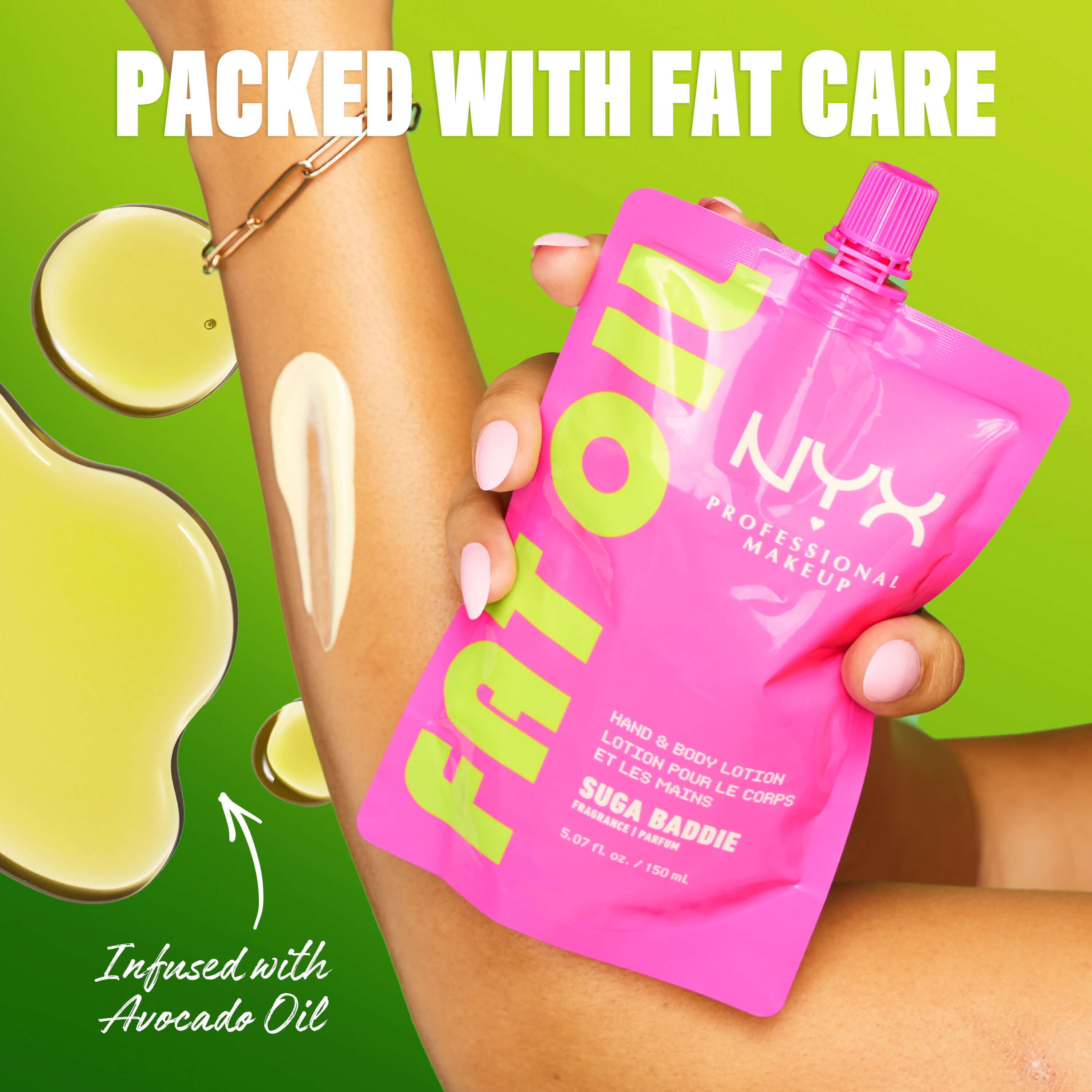 La modella tiene la lozione mani e corpo NYX Professional Makeup Fat Oil (Suga Baddie) con un campione di texture e immagini di avocado, evidenziando la formula ricca di ingredienti nutrienti.