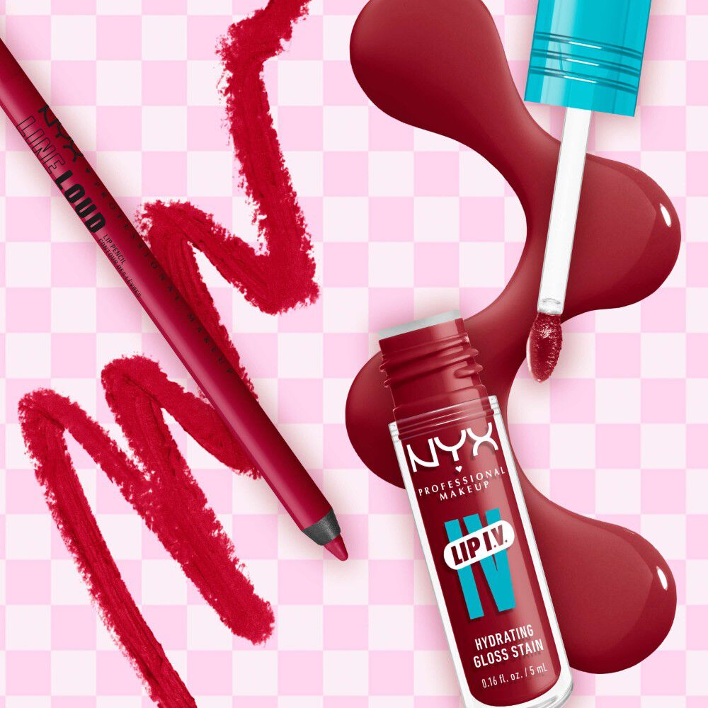 NYX Professional Makeup Line Loud Lip Liner nella tonalita 12 On A Mission e Lip I.V. Hydrating Lip Gloss Stain disposti in uno scatto flatlay con swatches su uno sfondo a quadretti rosa.