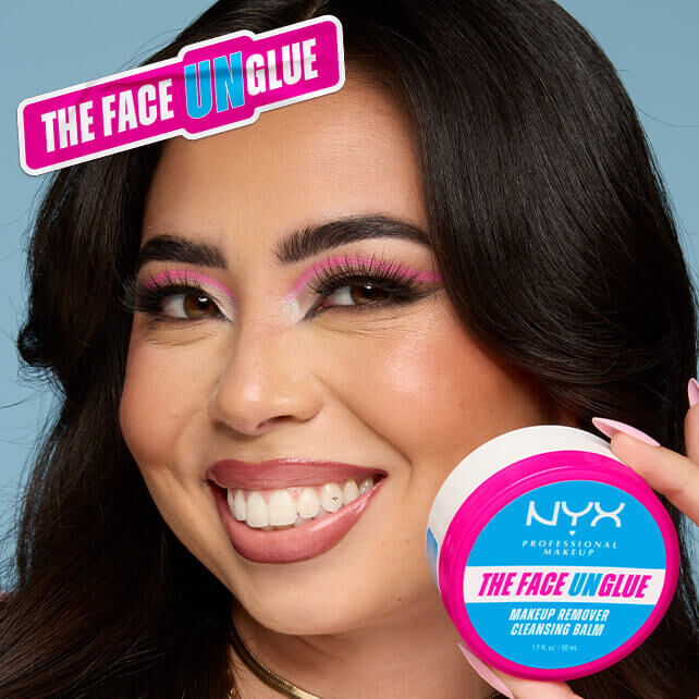 Persona che tiene in mano il barattolo di balsamo detergente struccante NYX The Face Unglue.